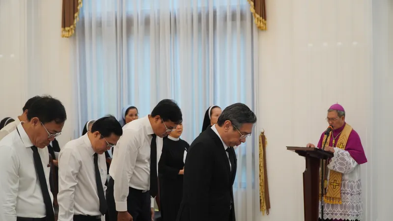 Đoàn đại biểu Thành ủy – HĐND – UBND – Ủy ban MTTQ Việt Nam TPHCM chia buồn sâu sắc trước sự ra đi của Giáo hoàng Francis