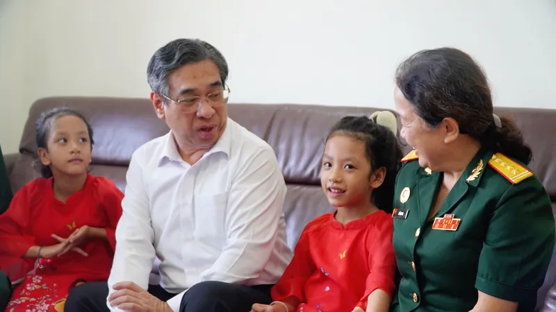 Đồng chí Nguyễn Phước Lộc thăm hỏi gia đình Thượng tướng, Anh hùng LLVTND Hoàng Cầm