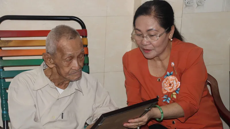 Đồng chí Nguyễn Thị Lệ, Phó Bí thư Thành ủy, Chủ tịch HĐND TPHCM trao di ảnh cho ba của liệt sĩ Nguyễn Ngọc Khanh. Ảnh: QUANG HUY