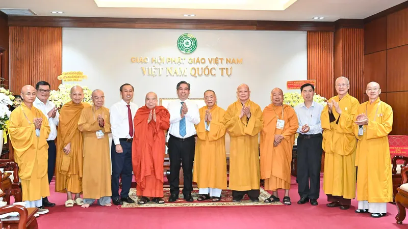 Chủ tịch Ủy ban MTTQ Việt Nam TPHCM Nguyễn Phước Lộc gặp gỡ, chúc mừng các vị chức sắc Phật giáo. Ảnh: VIỆT DŨNG