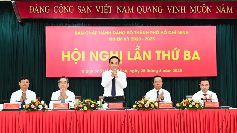 Podcast tin trưa 25-8: Đồng chí Trần Lưu Quang giữ chức Bí thư Thành ủy TPHCM; Trước giờ bão số 5 đổ bộ, "cháy hàng" đèn tích điện, bao nilon đựng nước