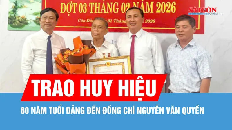 Chủ tịch HĐND TPHCM trao Huy hiệu 60 năm tuổi Đảng đến đồng chí Nguyễn Văn Quyền