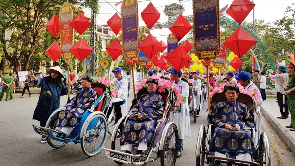 3 nghệ nhân thêu, kim hoàn và đúc đồng của cố đô Huế dẫn đầu đoàn rước tôn vinh các nghệ nhân, thợ thủ công và nghề truyền thống Việt Nam
