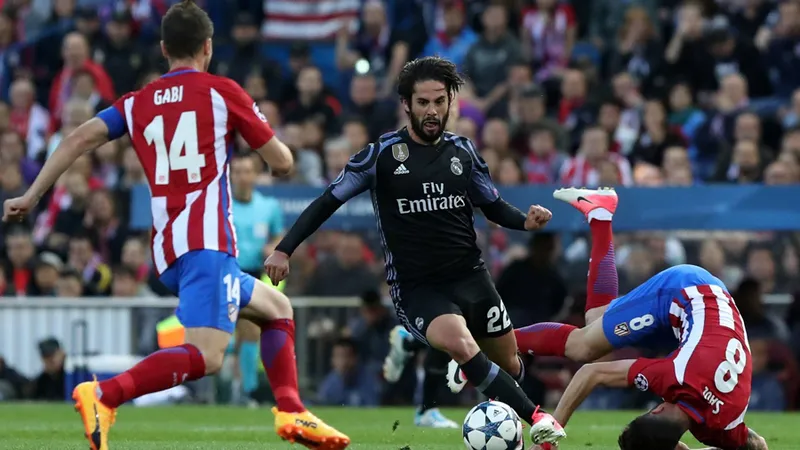 Isco đi bóng kỹ thuật trước Saul và Gabi.