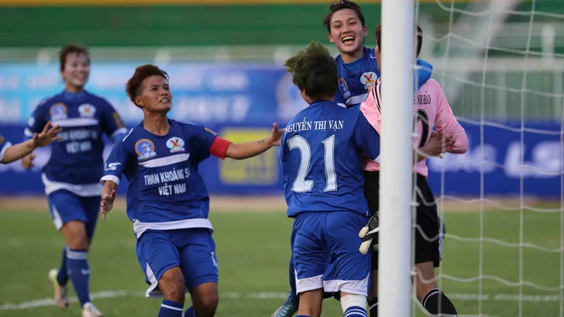 TKS.VN bất ngờ hạ gục ĐKVĐ TPHCM với tỷ số 2-0. Ảnh: Nhật Anh