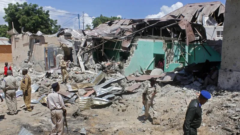 Hiên trường xe bom phát nổ khi đang được tháo gỡ ở Wadajir, Mogadishu, Somalia, ngày 17-5-2017. Ảnh: AP