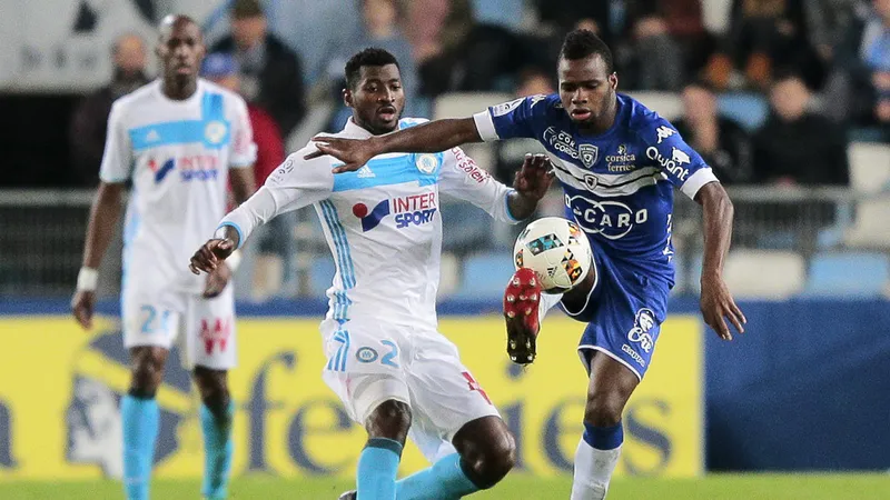 Bastia (phải) đang được kỳ vọng sẽ thoát khỏi nhóm xuống hạng thần kỳ trước Marseille.