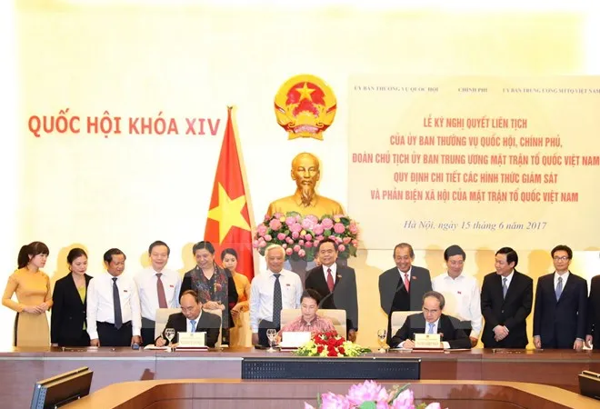 Chủ tịch Quốc hội Nguyễn Thị Kim Ngân, Thủ tướng Nguyễn Xuân Phúc và Chủ tịch Ủy ban Trung ương Mặt trận Tổ quốc Việt Nam Nguyễn Thiện Nhân thực hiện Lễ ký. Ảnh: TTXVN