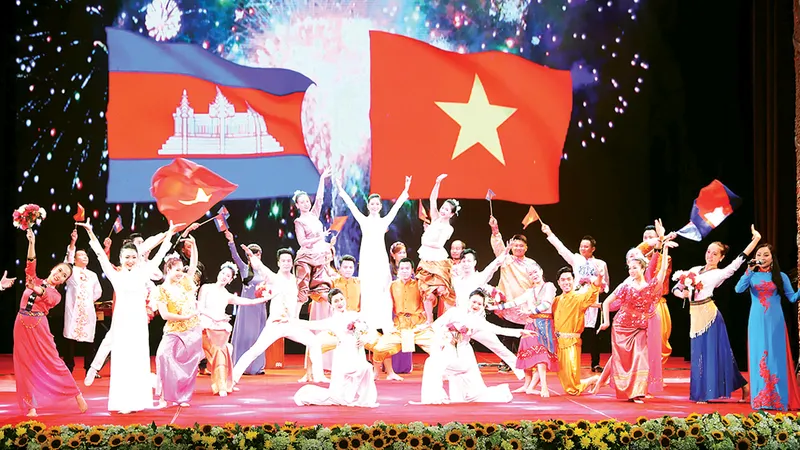 Biểu diễn văn nghệ tại lễ kỷ niệm 50 năm Ngày thiết lập quan hệ ngoại giao Việt Nam - Campuchia