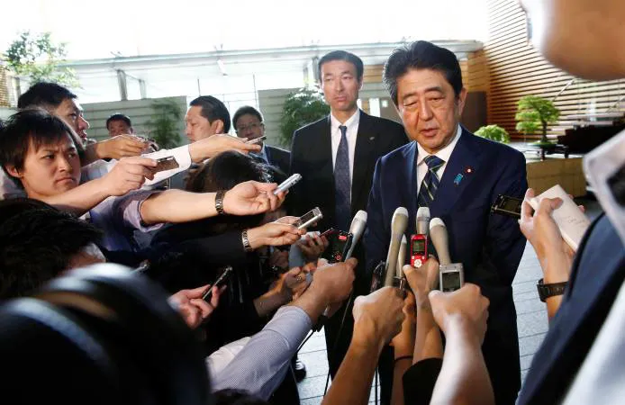 Thủ tướng Nhật Bản Shinzo Abe trả lời báo chí ở Văn phòng Thủ tướng, tại Tokyo, Nhật Bản. Ảnh: REUTERS