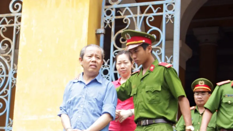 Bị cáo Cường được dẫn giải về trại sau phiên tòa hoãn