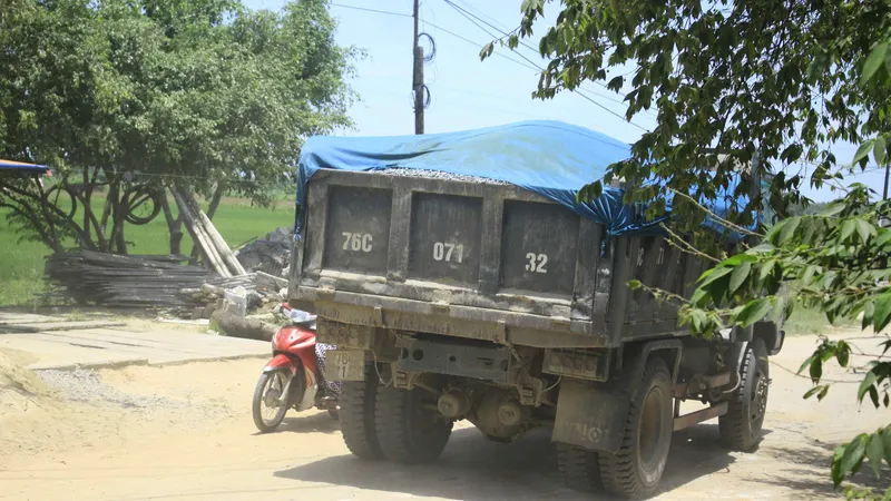  Một chiếc xe tải “né” trạm thu phí Tư Nghĩa 