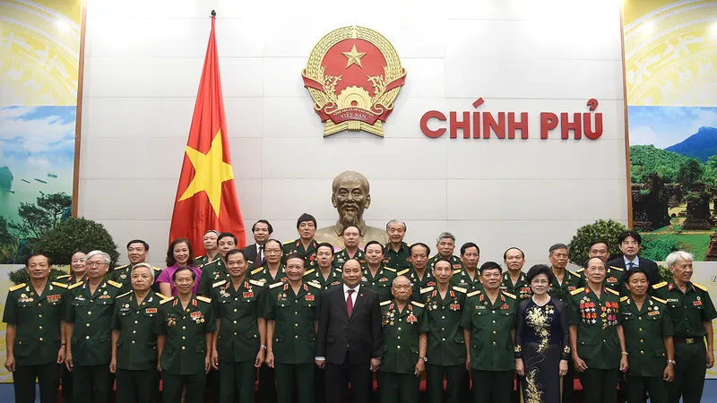 Thủ tướng Nguyễn Xuân Phúc và đoàn đại biểu Hội truyền thống Trường Sơn-Đường Hồ Chí Minh. Ảnh: VGP