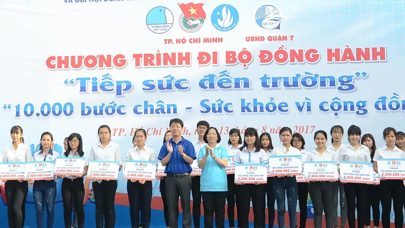 Ban tổ chức trao học bổng “Tiếp sức đến trường” cho các em có hoàn cảnh khó khăn