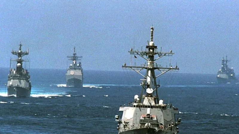 Tàu khu trục tên lửa dẫn đường USS John Paul Jones (bên phải, hàng đầu). Ảnh EPA
