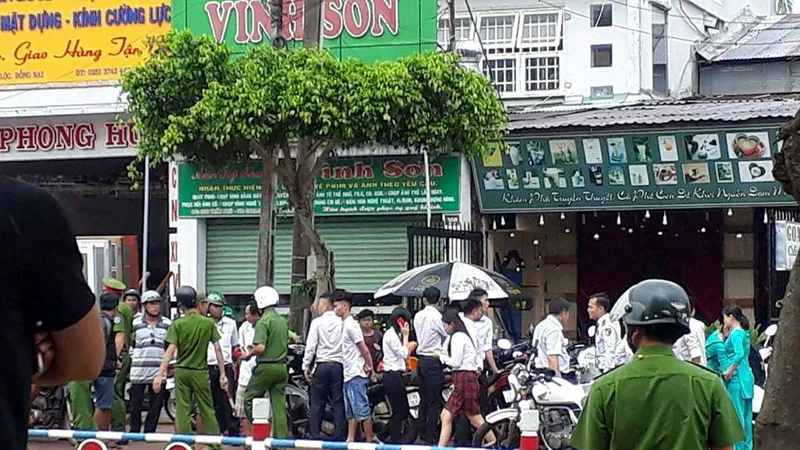 Công an phong tỏa hiện trường vụ cướp tại chi nhánh ngân hàng HDBank. Ảnh: N.Đ.N 