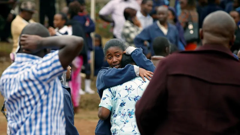 Các cha mẹ chờ tin con sau vụ cháy ký túc xá Trường Nữ sinh Moi ở Nairobi, Kenya, ngày 2-9-2017. Ảnh: REUTERS