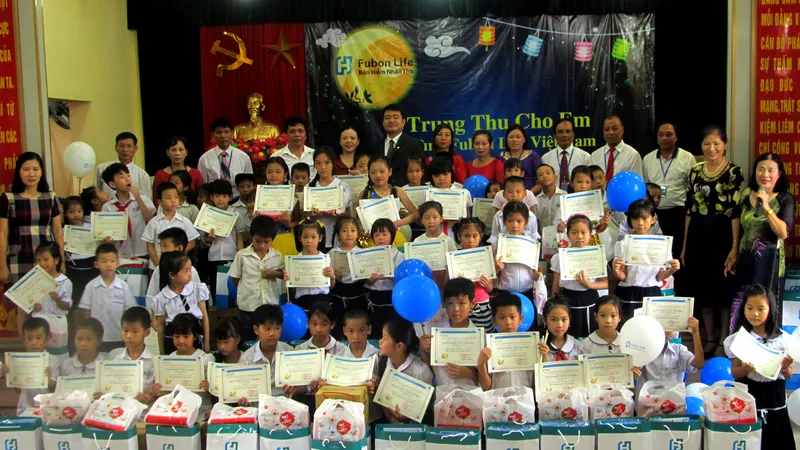 Đại diện công ty Fubon Life Việt Nam trao quà cho các em có hoàn cảnh khó khăn