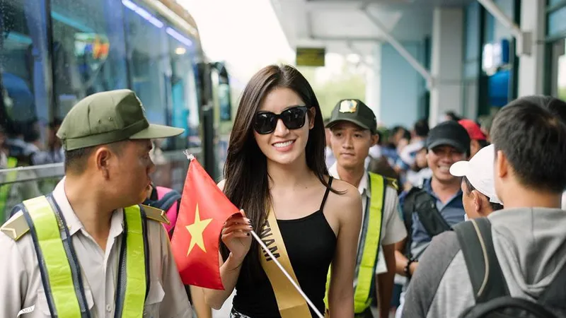 Huyền My trong vòng vây của người hâm mộ
