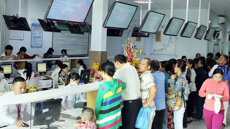 Người dân đăng ký khám chữa bệnh BHYT tại Bệnh viện quận Thủ Đức
