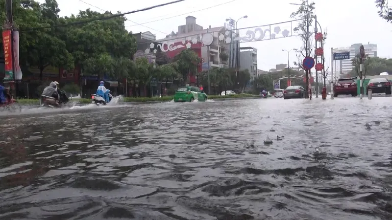 Nhiều tuyến đường trên địa bàn TP Thanh Hóa ngập sâu trong nước