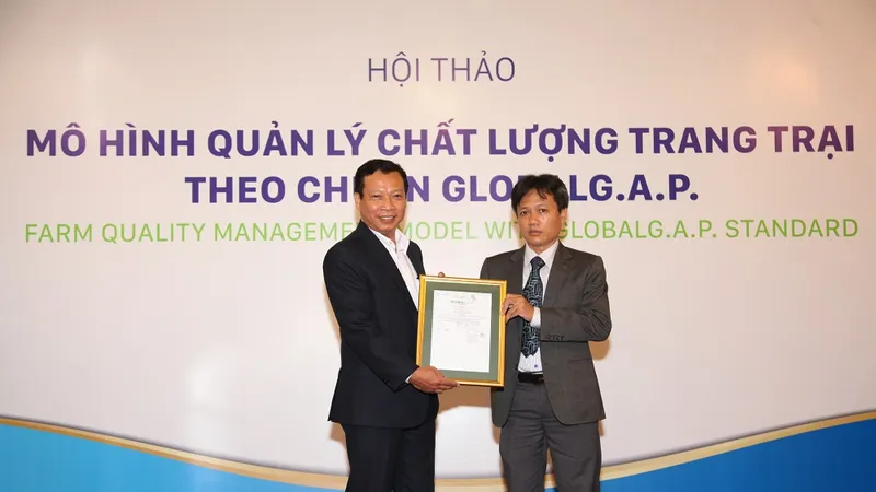 Đại diện Tổ chức Control Union trao chứng nhận GlobalG.A.p. cho đại diện Anova Farm