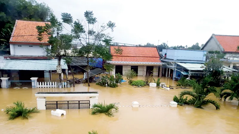 Đến chiều 6-11, lũ tiếp tục nhấn chìm nhà dân ở xã Điện Thắng Trung (Điện Bàn, Quảng Nam) Ảnh: Nguyễn Hùng