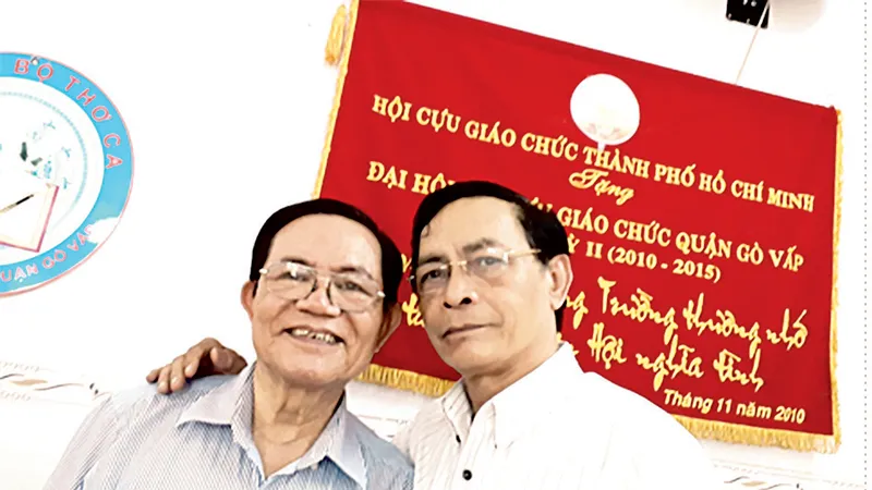 Thầy giáo Trương Minh Châu (phải), Chủ tịch Hội Cựu giáo chức quận Gò Vấp