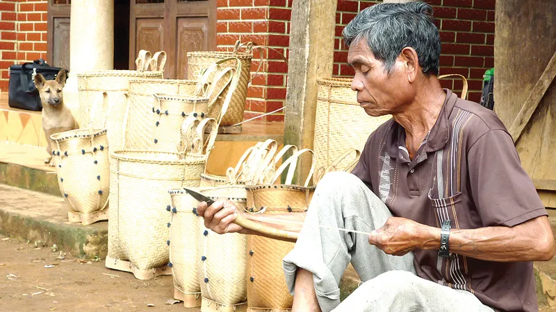 Ông K’Briu có 15 năm gắn bó với nghề đan gùi hoa tại thôn KaLa TânGu, xã Bảo Thuận, huyện Di Linh
