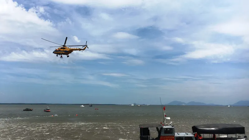 Diễn tập tình huống trực thăng, tàu thuyền vớt người bị nạn trên biển Ảnh: THANH HẢI