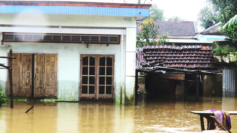 Nước lũ lên cao đến 2m, nhấn chìm nhiều nhà dân ở Phú Yên . Ảnh: HOÀI NAM