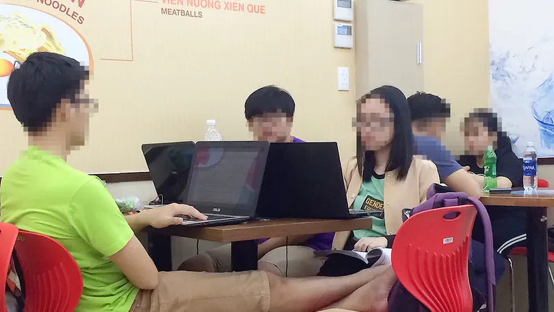 Những khuôn mặt mệt mỏi vì qua đêm tại cửa hàng tiện lợi
