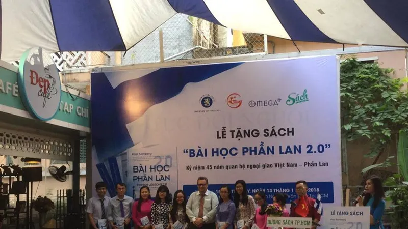 Ông Kari Kahiluoto trao tặng sách cho đại diện giáo viên tiêu biểu TPHCM năm 2017
