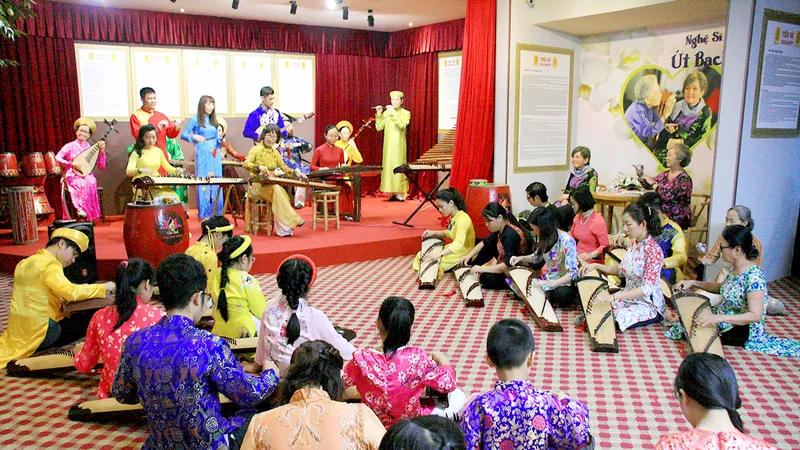 Sân chơi đàn tranh tại Bảo tàng Tượng sáp nghệ sĩ Việt Nam