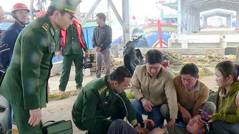 Ngư dân Hồ Văn Hiếu được đưa vào bờ cấp cứu kịp thời
