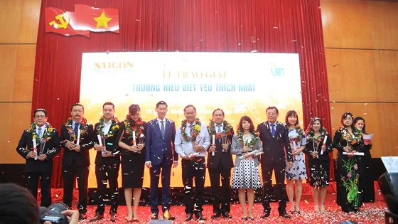 Ban tổ chức trao giải Thương hiệu Việt được yêu thích nhất năm 2017. Ảnh: CAO THĂNG