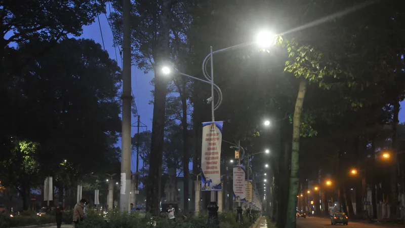  Đèn LED chiếu sáng tại Công viên Văn Lang Ảnh: CAO THĂNG