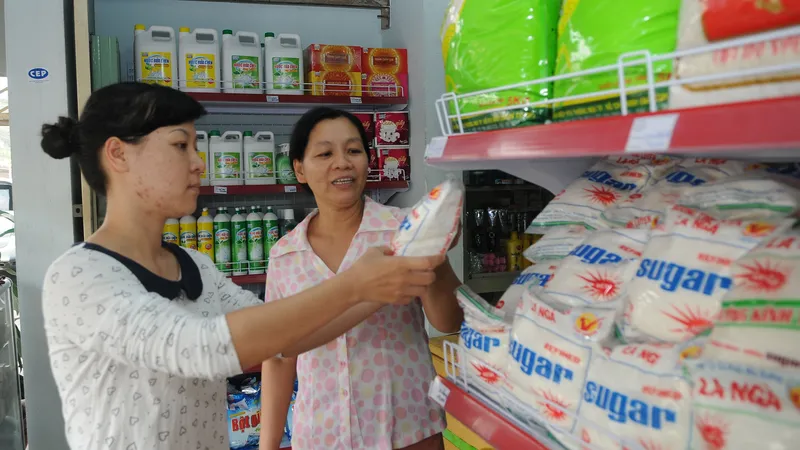  Người tiêu dùng chọn mua đường tại cửa hàng liên kết “Hội Phụ nữ - Co.op” ở quận 12 Ảnh: THÀNH TRÍ