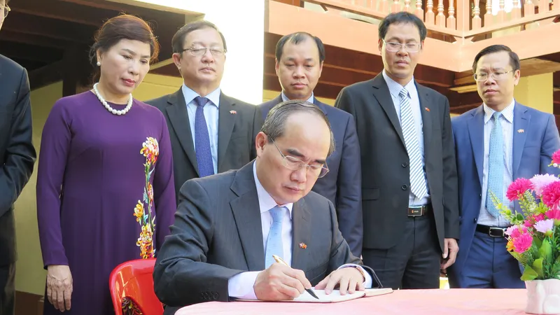 Bí thư Thành ủy TPHCM Nguyễn Thiện Nhân ghi vào sổ lưu niệm tại nhà lưu niệm Chủ tịch Cayson Phomvihan. Ảnh: KIỀU PHONG