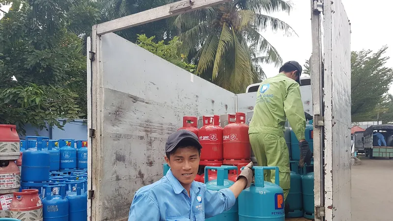 Từ ngày 1-2-2018, giá gas dự kiến giảm khoảng 20.000 đồng/ bình. Ảnh: ĐÀO THỤY