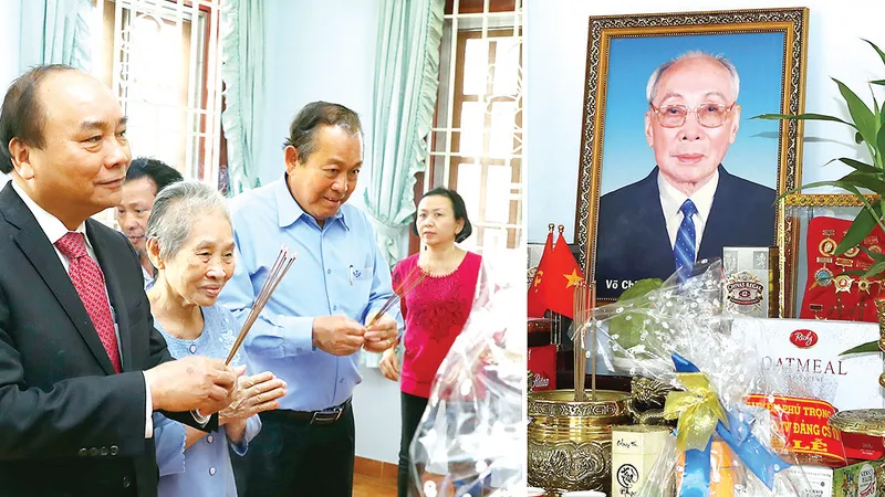 Thủ tướng Nguyễn Xuân Phúc dâng hương đồng chí Võ Chí Công, nguyên Ủy viên Bộ Chính trị, nguyên Chủ tịch Hội đồng Nhà nước CHXHCN Việt Nam. Ảnh: TTXVN