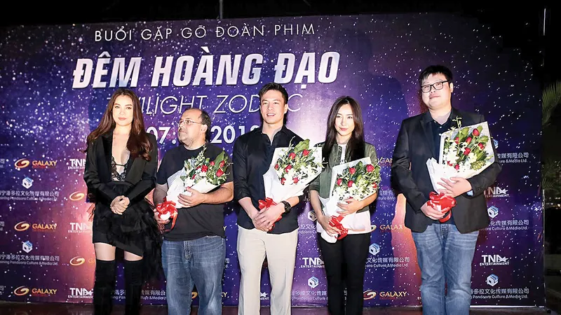 Ê kíp đoàn phim Twilight Zodiac - Đêm Hoàng Đạo ra mắt báo chí thành phố Ảnh: THÀNH LUÂN