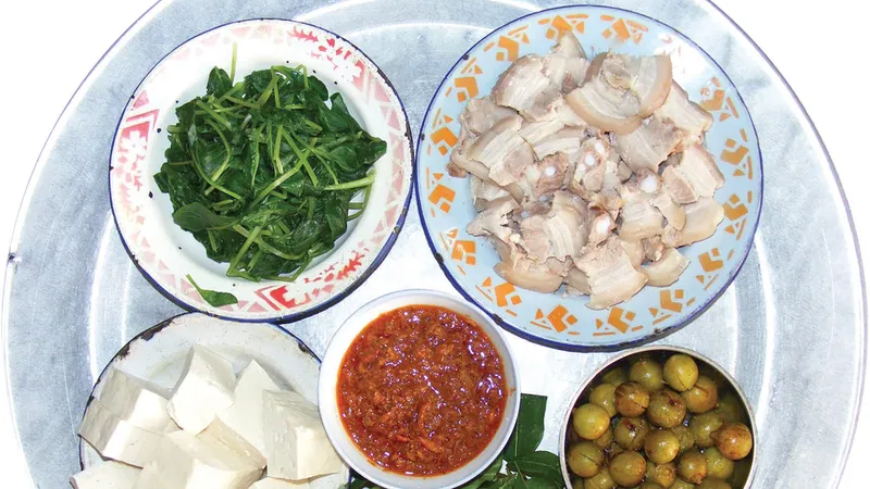 Mâm cơm dân dã nhưng được “ăn ghém” với món mắm tép “tiến vua”