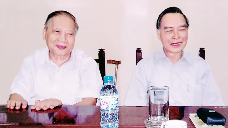 Nguyên Thủ tướng Phan Văn Khải và tác giả Trần Hữu Phước tại cuộc họp bàn về vấn đề bảo tồn và tôn tạo Chiến khu Đồng Tháp Mười ngày 26-5-2009