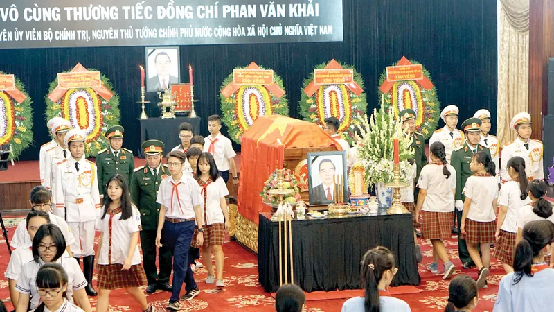 Các thiếu niên quận 5 (TPHCM) đến viếng nguyên Thủ tướng Phan Văn Khải. Ảnh: HOÀNG HÙNG