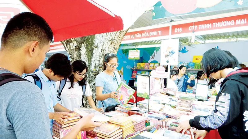 Bạn đọc trẻ đến với Hội sách TPHCM 2018