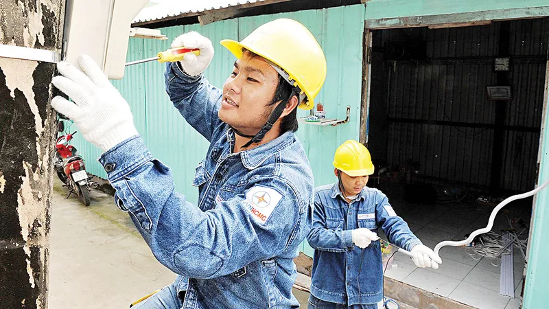 Sửa chữa, thay mới miễn phí hệ thống điện gia đình cho các hộ thuộc diện khó khăn