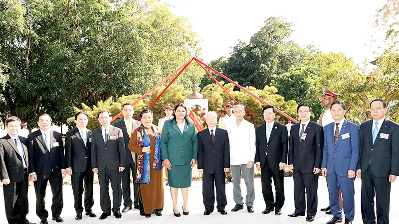 Tổng Bí thư Nguyễn Phú Trọng và các đại biểu tại Tượng đài Chủ tịch Hồ Chí Minh Ảnh: TTXVN