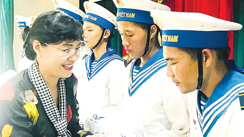 Đồng chí Nguyễn Thị Quyết Tâm trao quà tặng cán bộ, chiến sĩ tại đảo Song Tử Tây
