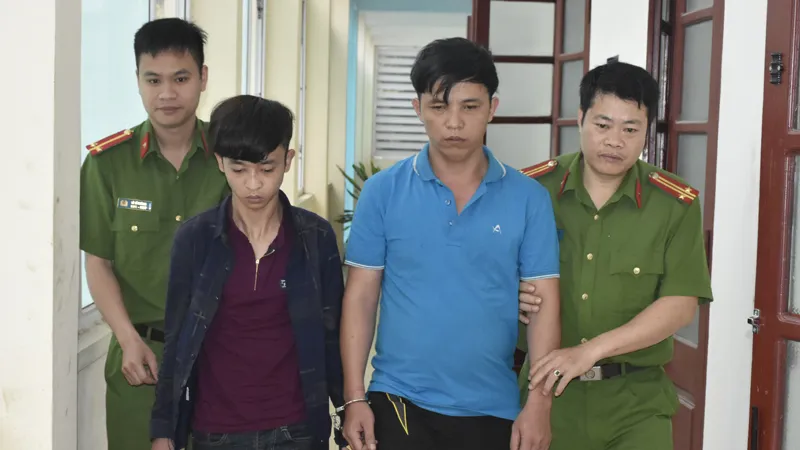 2 đối tượng Vũ Minh Hoàng và Bùi Văn Dũng bị bắt khi đang vận chuyển ma túy qua địa bàn tỉnh Thanh Hóa